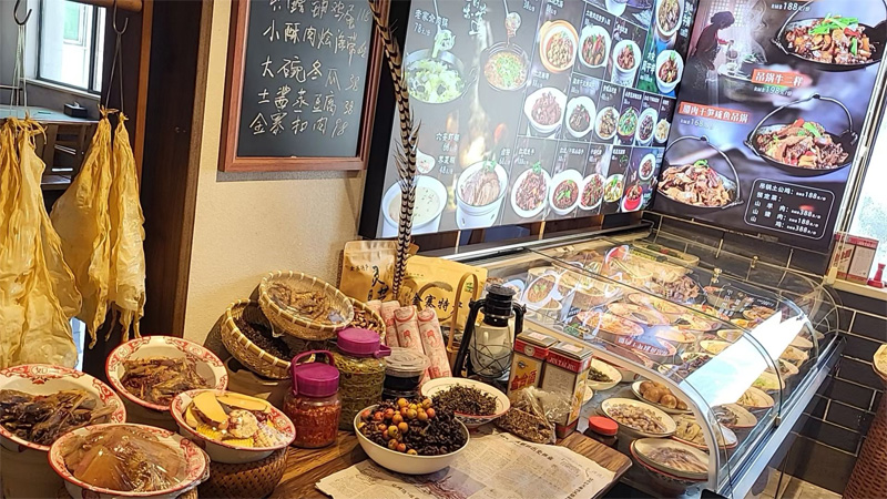 合肥将军岭徽菜馆菜品展示区
